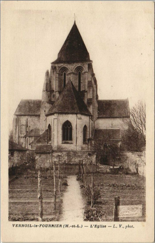Carte postale ancienne Vernoil-Le-Fourrier L'Eglise à Vernoil-le-Fourrier