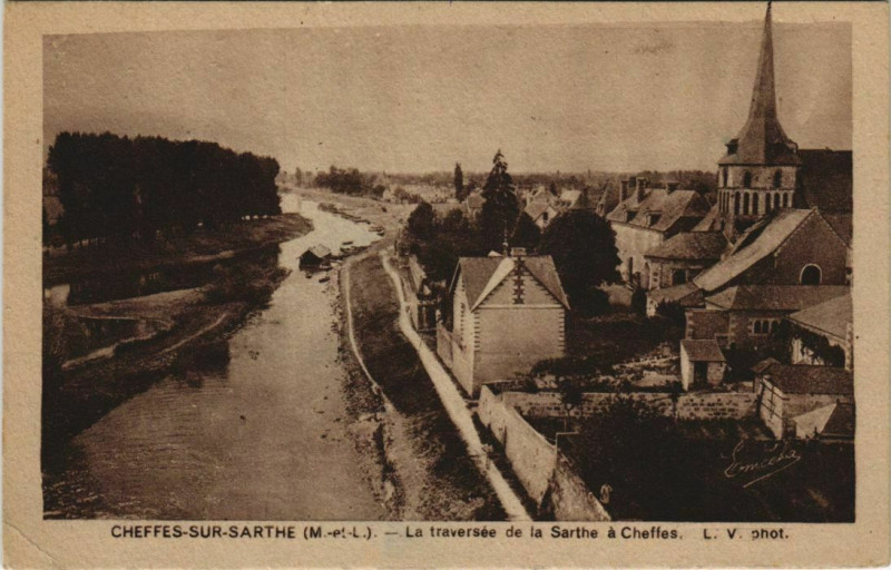 Carte postale ancienne Cheffes-Sur-Sarthe La traversee ded la Sarthe a Cheffes à Cheffes