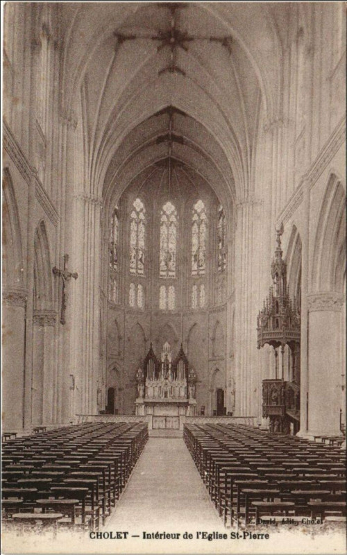 Carte postale ancienne Cholet Interieur de l'Eglise Saint-Pierre à Cholet
