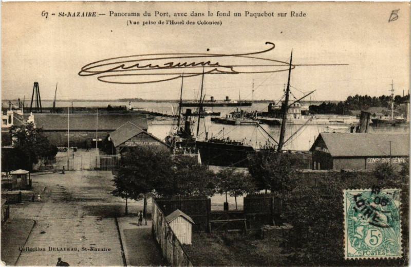 Carte postale ancienne Saint-Nazaire Panorama du Port avec dans fond un Paquebot sur.. à Saint-Nazaire