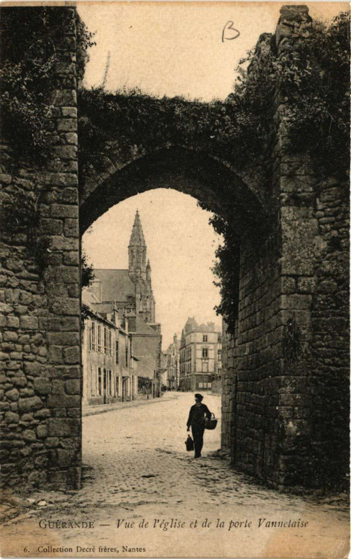 Carte postale ancienne Guerande - Vue d'Eglise et de la porte Vannetaise à Guérande