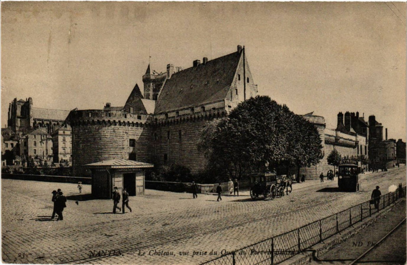 Carte postale ancienne Nantes - Le Chateau vue prise du Ouest du Port-Maillard à Nantes