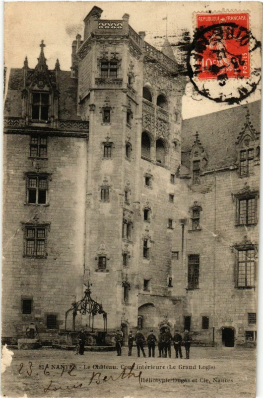 Carte postale ancienne Nantes - Le Chateau.Cour Intérieure (Le Grand Logis) à Nantes