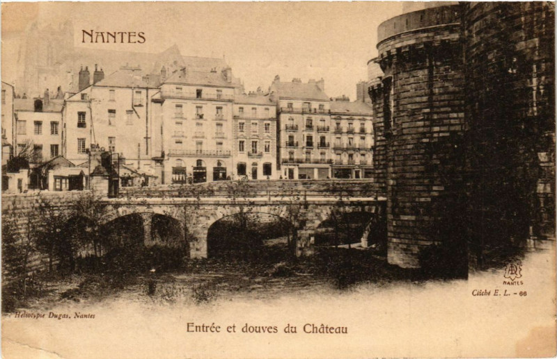 Carte postale ancienne Nantes - Entrée et douves du Chateau à Nantes
