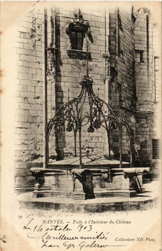 Carte postale ancienne Nantes - Puits a l'Intérieur de Chateau à Nantes