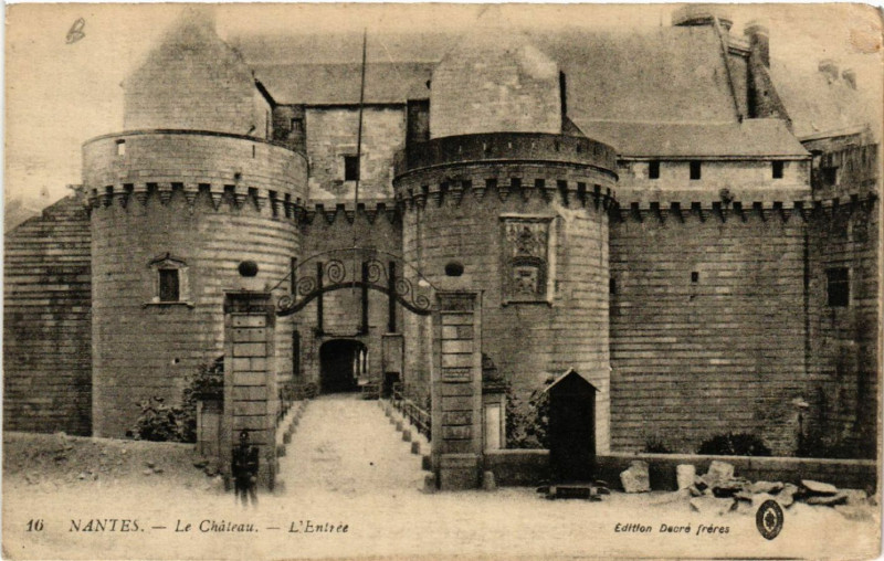 Carte postale ancienne Nantes - Le Chateau - L'Entrée à Nantes