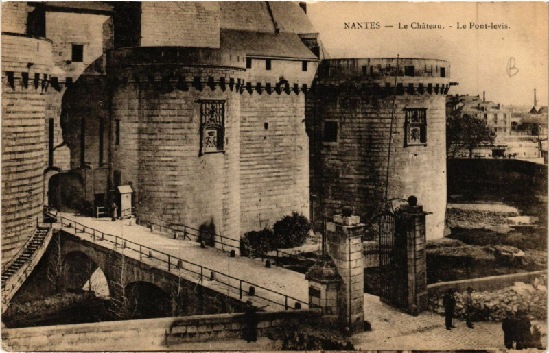 Carte postale ancienne Nantes - Le Chateau. Le Pont-levis à Nantes