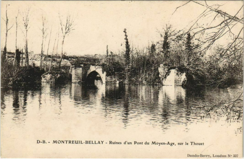 Carte postale ancienne Montreuil-Bellay Ruines d'un Pont du Moyen-Age sur le Thouet à Montreuil-Bellay