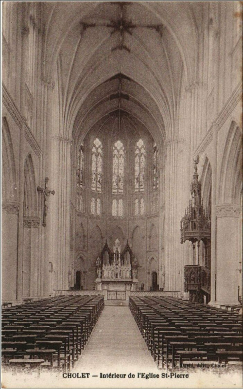 Carte postale ancienne Cholet Interieur de l'Eglise Saint-Pierre à Cholet