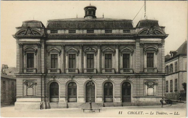 Carte postale ancienne Cholet Le Theatre à Cholet