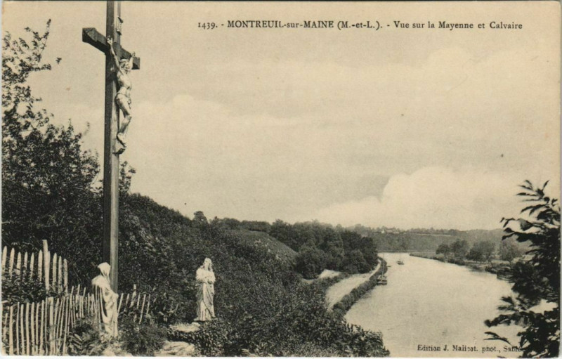 Carte postale ancienne Montreuil-sur-Maine Vue sur la Mayenne et Calvaire à Montreuil-sur-Maine