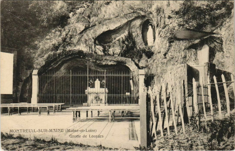Carte postale ancienne Montreuil-Sur-Maine Grotte de Lourdes à Montreuil-sur-Maine
