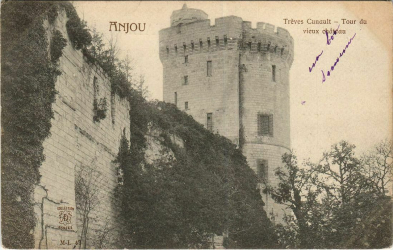Carte postale ancienne Anjou Treves unault Tour du vieux chateau