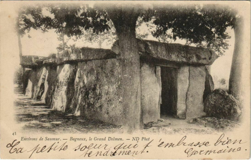 Carte postale ancienne Saumur Bagneaux le Grand Dolmen à Saumur