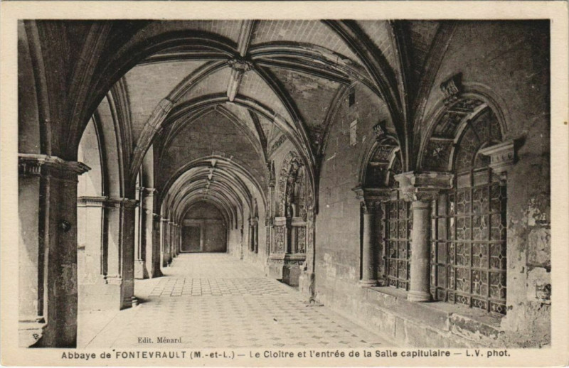 Carte postale ancienne Fontevrault le Cloitre et l'entree de la Salle capitulaire
