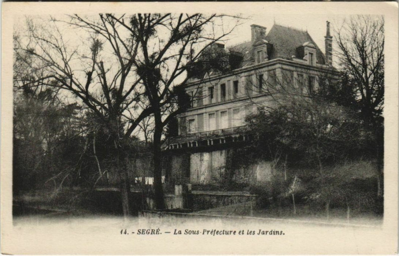 Carte postale ancienne Segre La Sous Prefecture et les Jardins