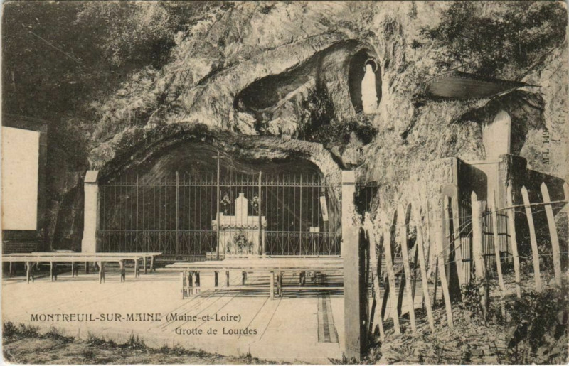 Carte postale ancienne Montreuil-Sur-Maine Grotte de Lourdes à Montreuil-sur-Maine