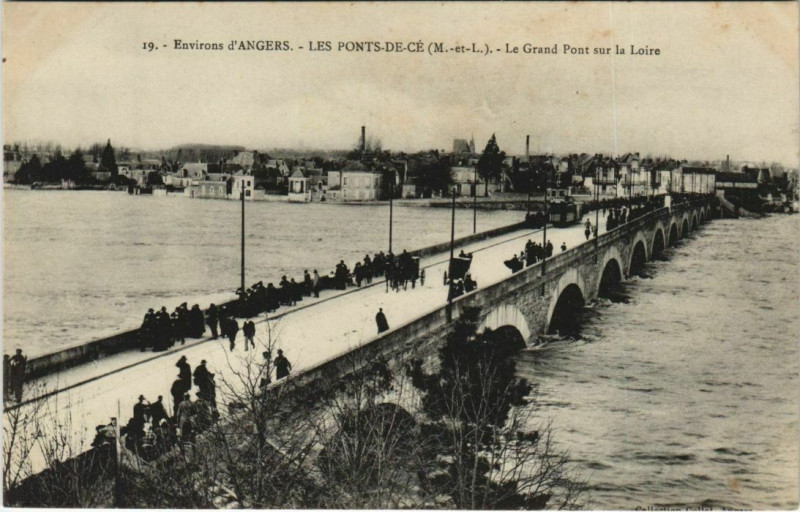 Carte postale ancienne Environs d'Angers Les Ponts de ce à Angers