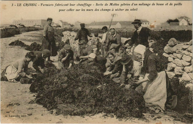 Carte postale ancienne Le Croisic Fermiers fabricant leur chauffage au Croisic