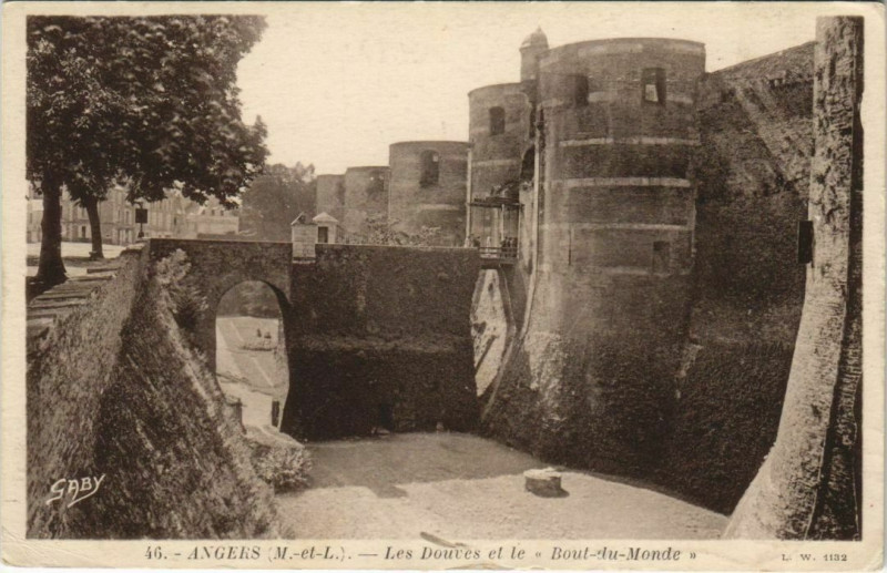 Carte postale ancienne Angers Les Douves el le à Angers
