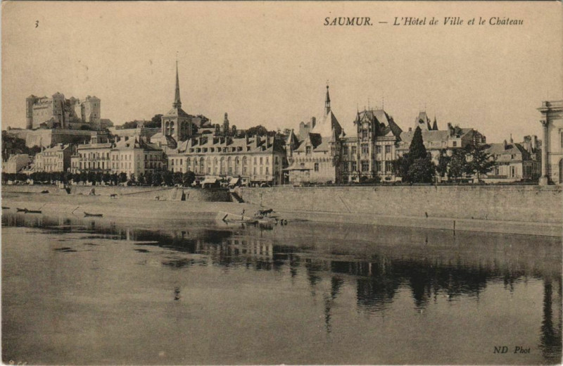Carte postale ancienne Saumur L'Hotel de Ville et le Chateau à Saumur