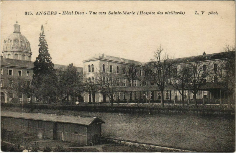 Carte postale ancienne Angers Hotel Dieu à Angers
