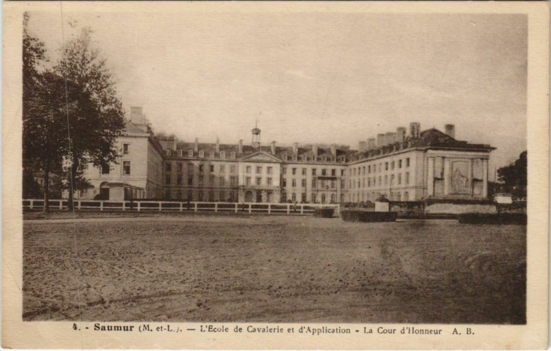 Carte postale ancienne Saumur L'Ecole de Cavalerie et d'Application à Saumur