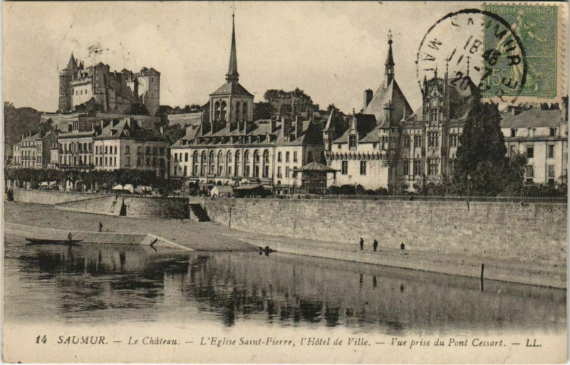 Carte postale ancienne Saumur Le Chateau L'Eglise Saint-Pierre à Saumur