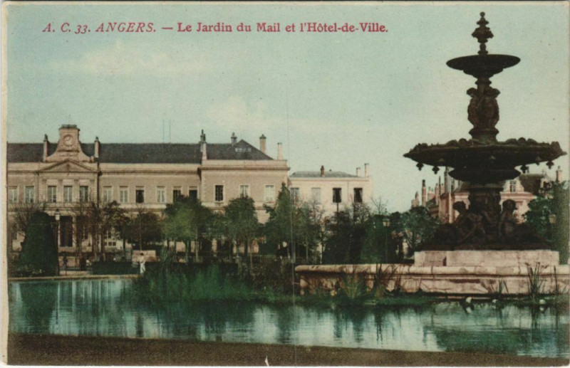 Carte postale ancienne Angers Le Jardin du Mail et l'Hotel-de-Ville à Angers