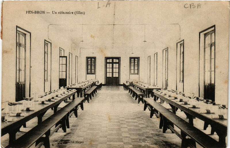 Carte postale ancienne Pen-Bron - Une refectoire (filles)