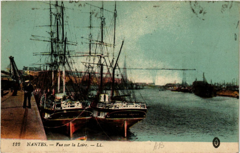 Carte postale ancienne Nantes - Vue sur la Loire à Nantes