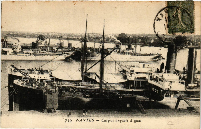 Carte postale ancienne Nantes - Cargos anglais a quai à Nantes