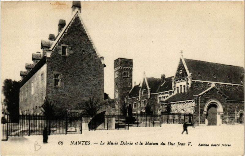 Carte postale ancienne Nantes - Le Musée Dobrée et la Maison du Duc Jean V à Nantes