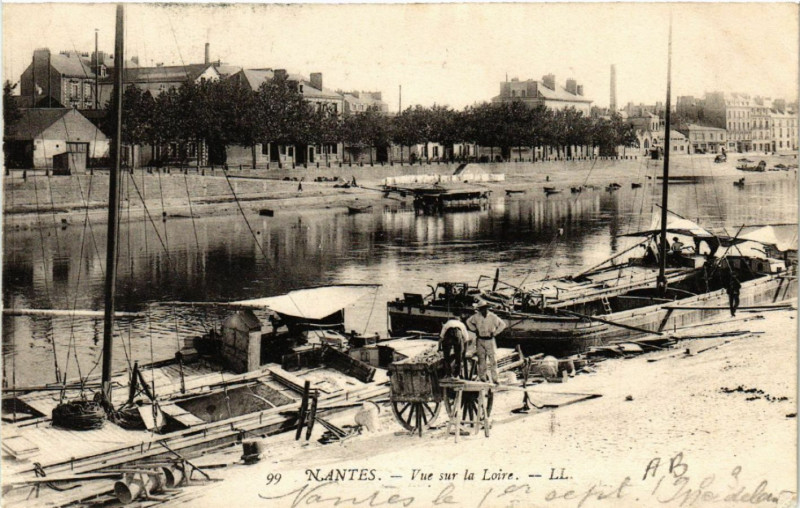 Carte postale ancienne Nantes - Vue sur la Loire à Nantes