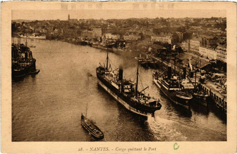 Carte postale ancienne Nantes - Cargo quittant le Port à Nantes
