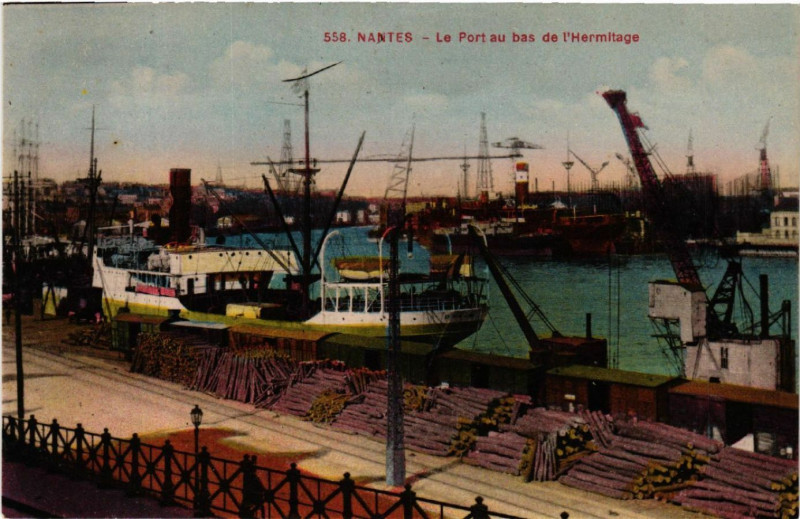 Carte postale ancienne Nantes - Le Port au bas de l'Hermitage à Nantes