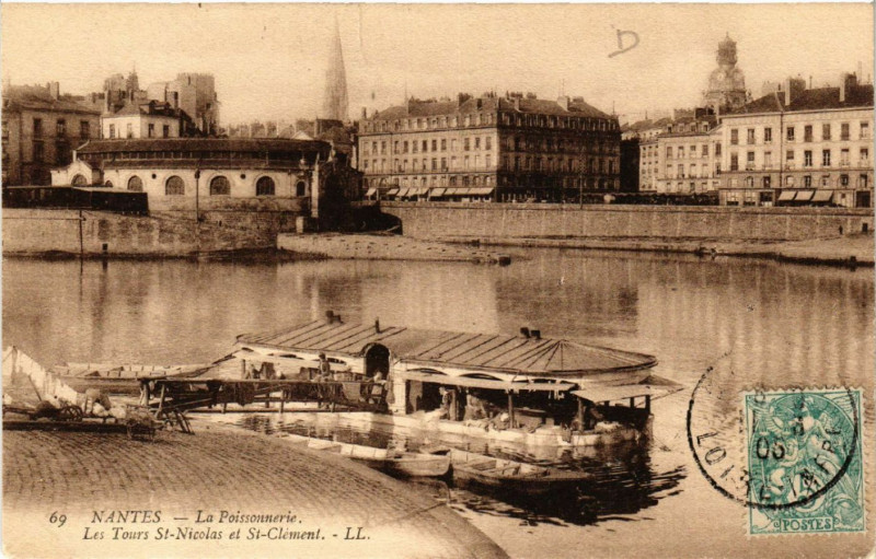 Carte postale ancienne Nantes - La Poissonnerie - Les Tours Saint-Nicolas et Saint-Clement à Nantes