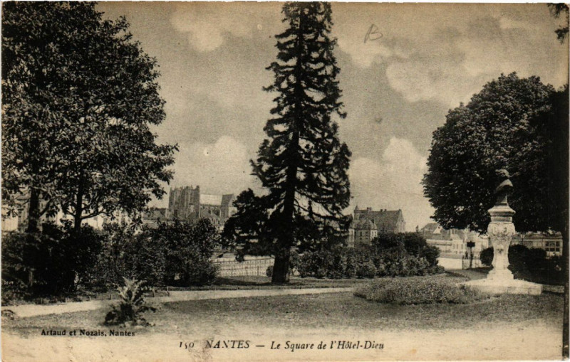 Carte postale ancienne Nantes - Le Square de l'Hotel-Dieu à Nantes