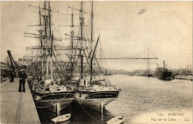 Carte postale ancienne Nantes - Vue sur la Loire à Nantes