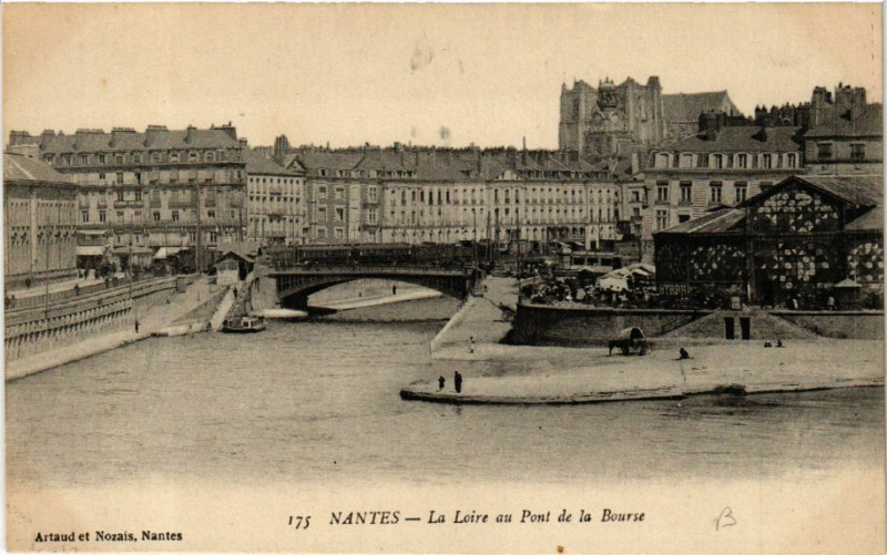 Carte postale ancienne Nantes - La Loire au Pont de la Bourse à Nantes