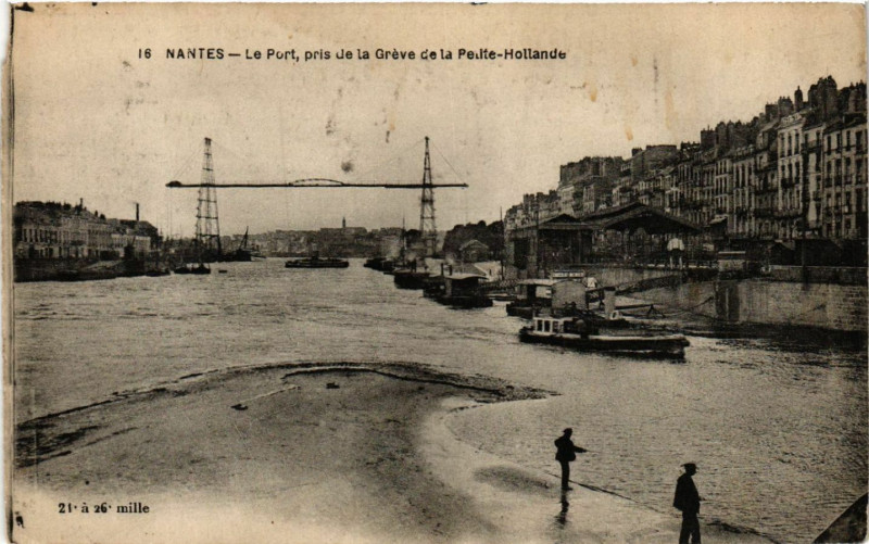 Carte postale ancienne Nantes - Le Port pris de la Greve de la Petite-Hollane à Nantes