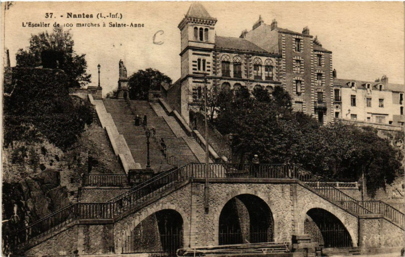 Carte postale ancienne Nantes - L'Escalier de 100 marches a Saint-Anne à Nantes