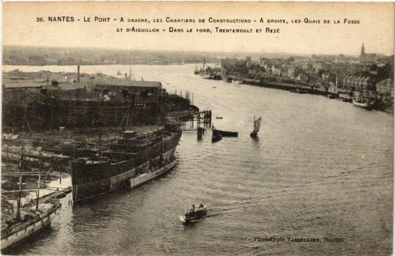 Carte postale ancienne Nantes - Le Port - A Gauche les Chantiers de Constructions - à Nantes