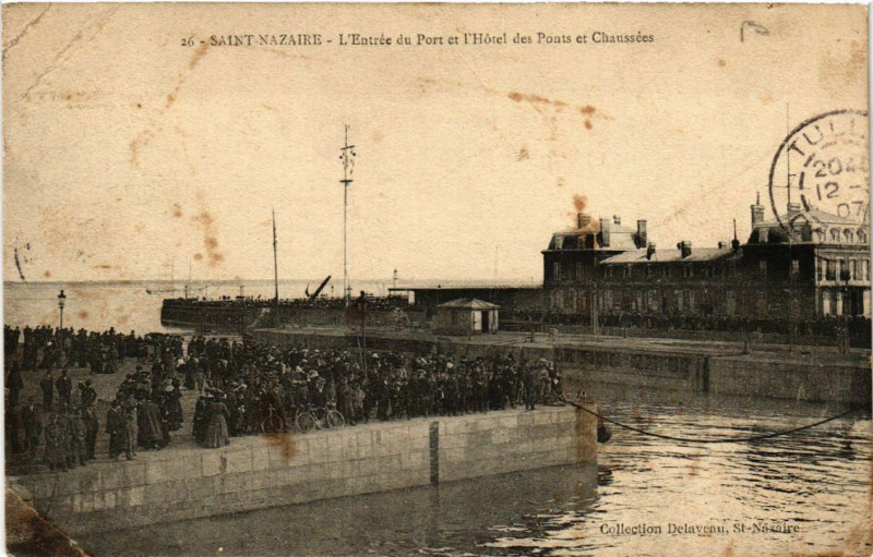 Carte postale ancienne Saint-Nazaire - L'Entrée du Port et l'Hotel des Pants et Chaussées à Saint-Nazaire