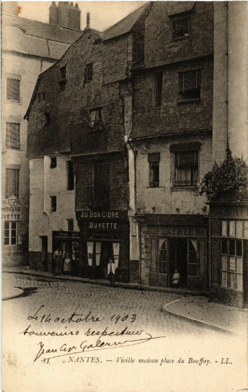 Carte postale ancienne Nantes - Vieille maison place du Beffroy à Nantes