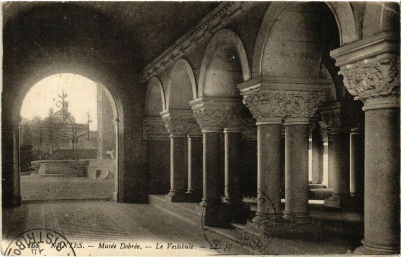 Carte postale ancienne Nantes - Musée Dobrée - Le Vestibule à Nantes