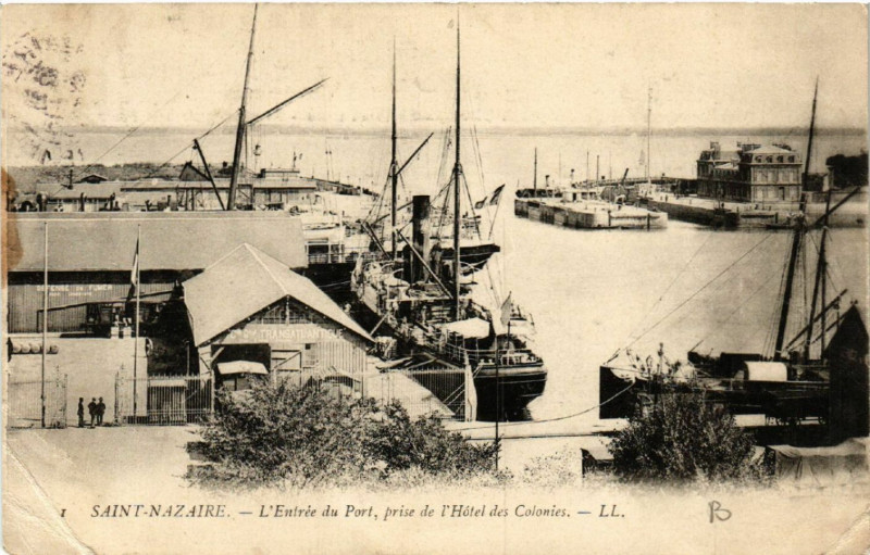 Carte postale ancienne Saint-Nazaire - L'Entrée du Port prise de l'Hotel des Colonies à Saint-Nazaire