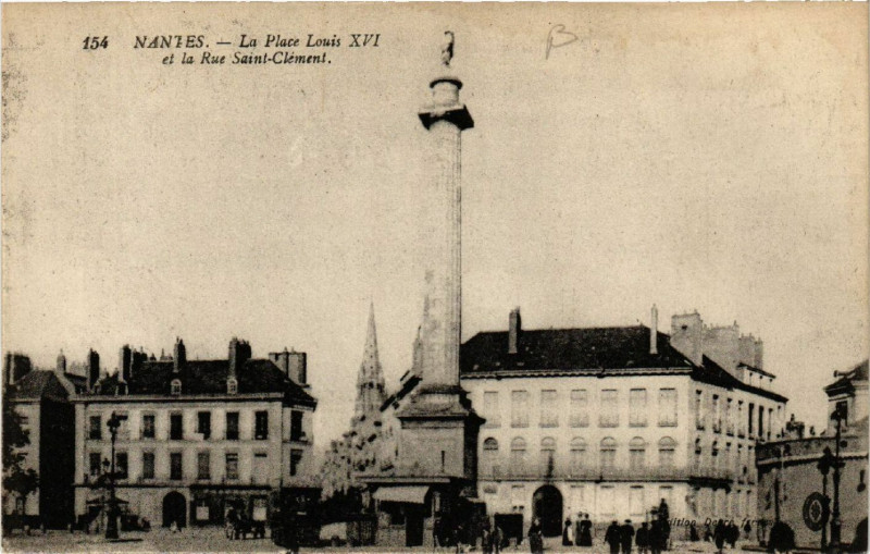 Carte postale ancienne Nantes - La Place Louis Xvi et la Rue Saint-Clement à Nantes