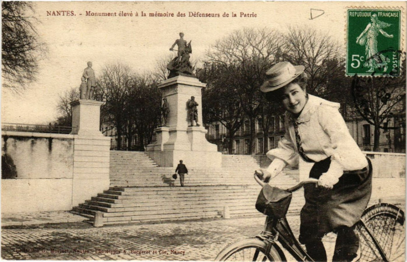 Carte postale ancienne Nantes - Mon. eleve a la memoire des Défenseurs de la Patrie à Nantes