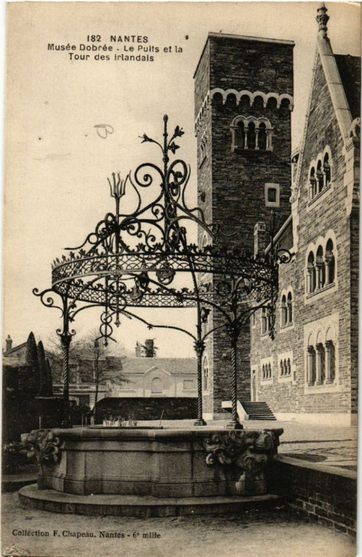 Carte postale ancienne Nantes - Musée Dobrée - Le Puits et la Tour des irlandais à Nantes